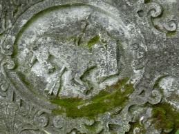 A f(épület mely a századok viharaitól megfeketült arccal komoran tekint le a völgyön ezüst szalagként kígyózó Kálba pataka felett Nagyselykig még vastag falaival épen áll.