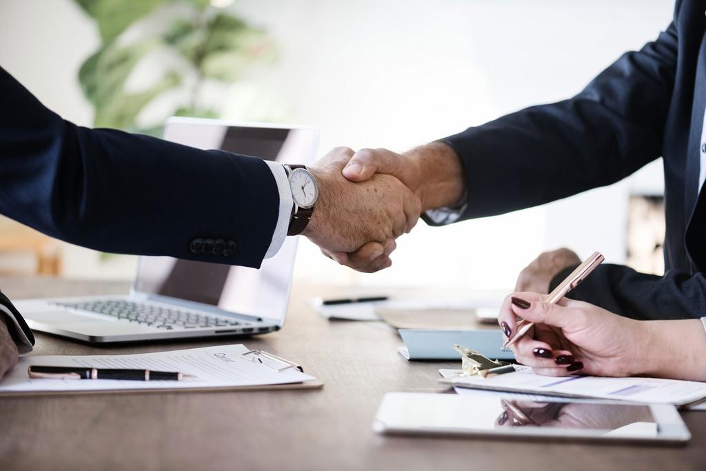 Business Negotiation Skills DR. TROY WIWCZAROSKI, native trainer, Associate Professor, Debrecen University Course leader Dr.