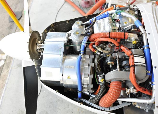 Az akkumulátort vagy az elektromos motort egy Wankel elven működő belsőégésű motorral meghajtott generátor biztosítja.
