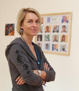 CZEIZEL BARBARA, A BUDAPESTI KORAI FEJLESZTŐ KÖZPONT IGAZGATÓJA A Budapesti Korai Fejlesztő Központ intézményvezetője, szakmai igazgatója Czeizel Barbara 1987-ben szerzett gyógypedagógusi diplomát a
