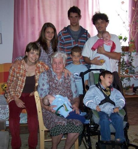 ország. A korai fejlesztésből kinőve a Csillagház tanulója lett, jelenleg is oda jár.