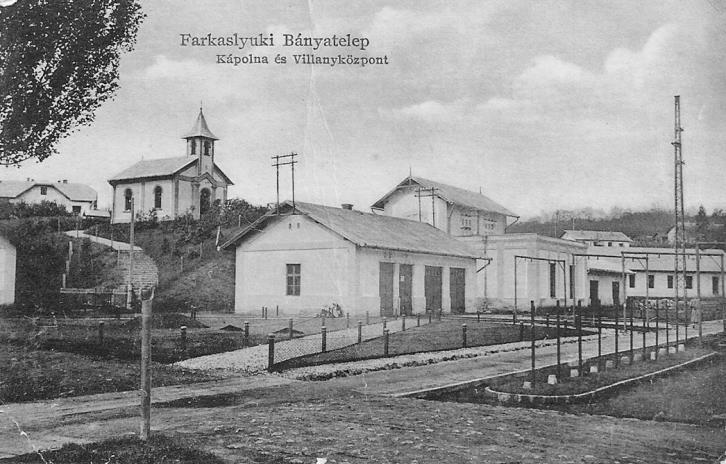 építettek, amelyet 1926-ban Szent István király tiszteletére szenteltek fel. 2. sz. kép: Háttérben a kápolna az 1920-as években 1938-ban korszerű fürdő-úszómedence épült.