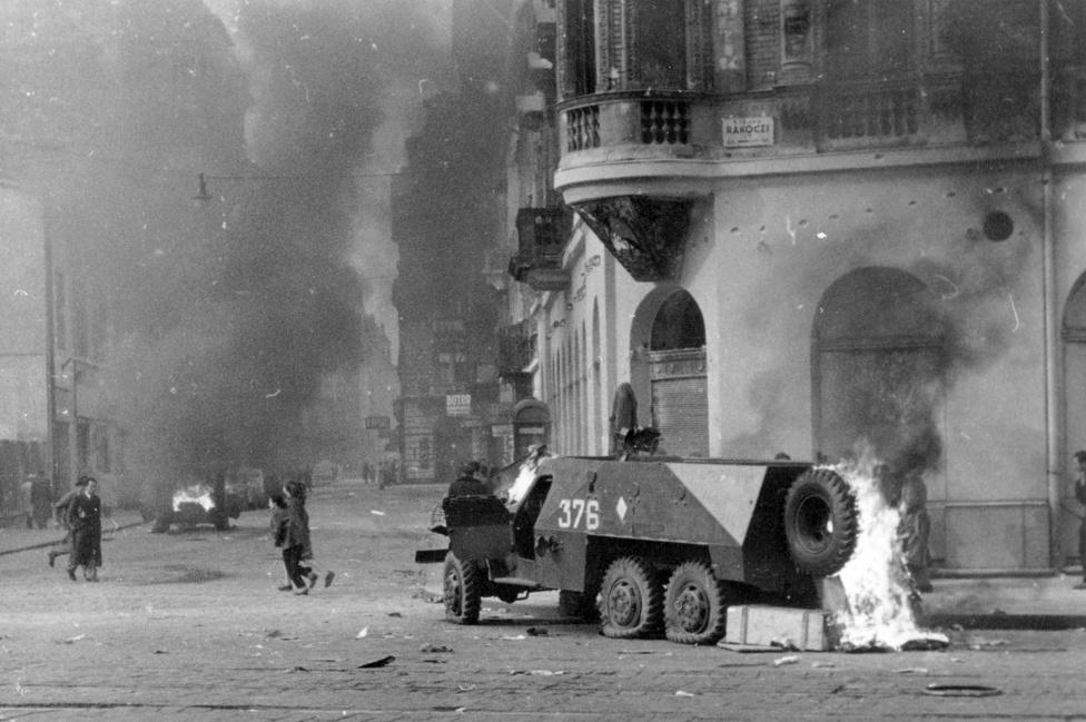 A jármű felül nyitott küzdőtérrel rendelkezik, csupán egy ponyvával lehetett befedni, ami az eső ellen ugyan védett, de a golyók és a gránátok ellen vajmi keveset.