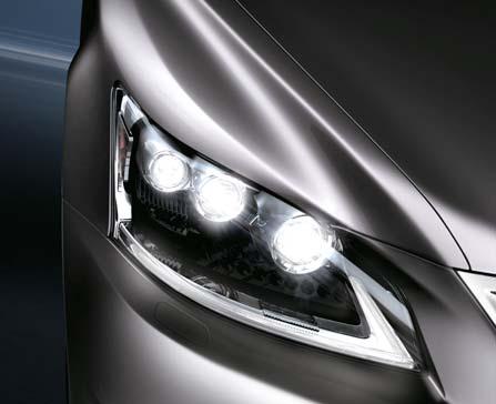 KÜLSŐ ELLEMZŐK TELJES LED VILÁGÍTÁS Az új LS 600h az első Lexus-modell, amelynek teljes külső világítási rendszere LED-technológiával működik, beleértve a fényszórókat,