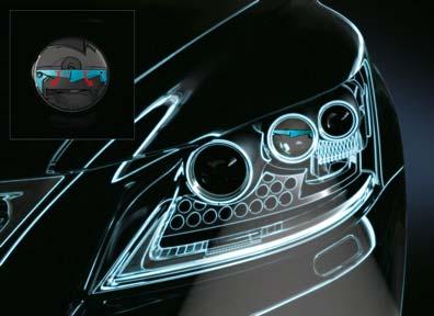Mérnökeink továbbfejlesztették a Lexus jellegzetes háromosztatú fényszórókialakítását: a tompított fényt a távfény fölött elhelyezve dinamikusabbá varázsolták a