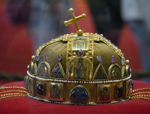 MIÉRT VÁLASZTOTTUK A KORONA TAKARÉK NEVET? TÖRTÉNELMI ÉRTELEMBEN: RANGJELZŐ DÍSZ, FEJDÍSZ, AZ ORSZÁG EGYSÉGÉT SZIMBOLIZÁLÓ, MEGTESTESÍTŐ TÁRGY.