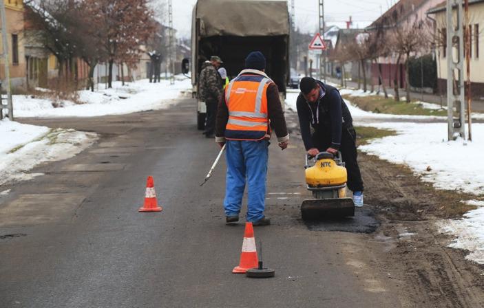 TASÓ LÁSZLÓ ZÁSZLÓT ADOMÁNYOZOTT Egy Bocskai István címerével ékesített,