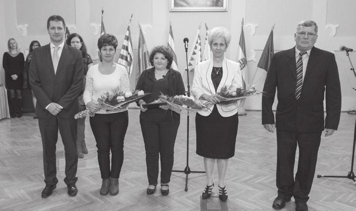 A posztumusz díszpolgári oklevelet Csáfordi Dénes, Hajdúhadház város polgármestere és Asztalos Péter alpolgármester adta át Dr. Bánfi Csabának, Dr. Sikula Erika házastársának.