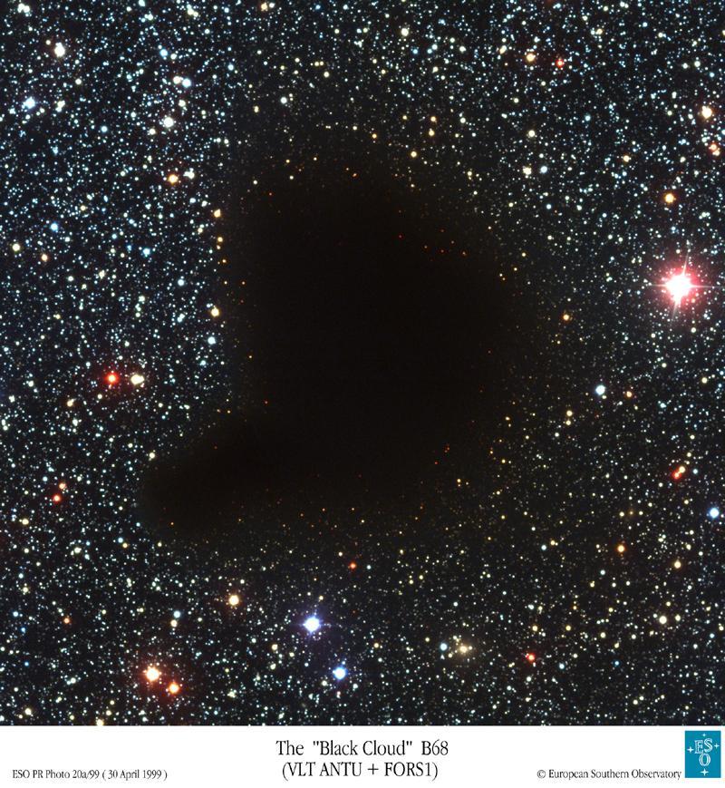 Barnard 68 Sötét csillagközi felhő Alig látszanak mögötte a csillagok, ami mégis, az vörösebb,