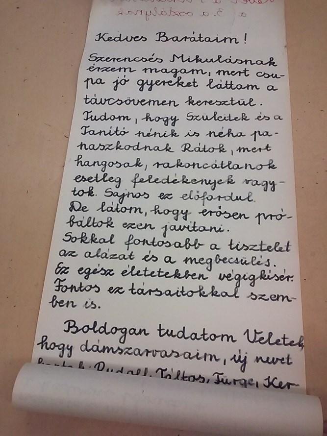 14 Csudajó Országházban jártunk A 3. c osztály izgatottan várta november 27-ét, a kirándulás napját. Az első óra után elsétáltunk a vasútállomásra és elindultunk az úti célunk felé.