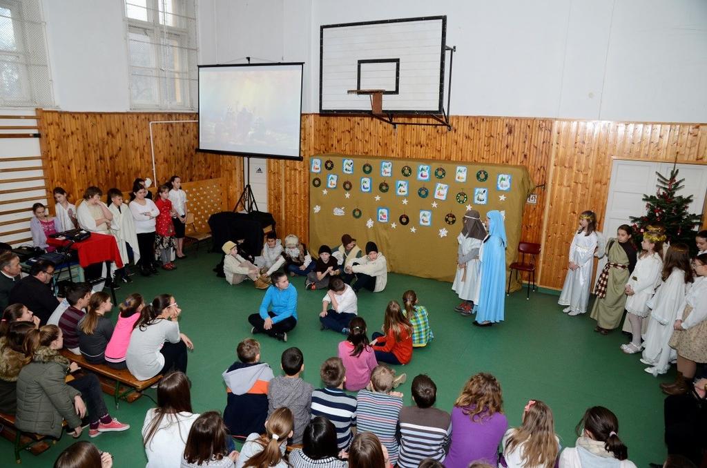 Az év utolsó tanítási napján, pénteken a felsős tanulóknak és tanárainknak mutattuk be betlehemes játékunkat.
