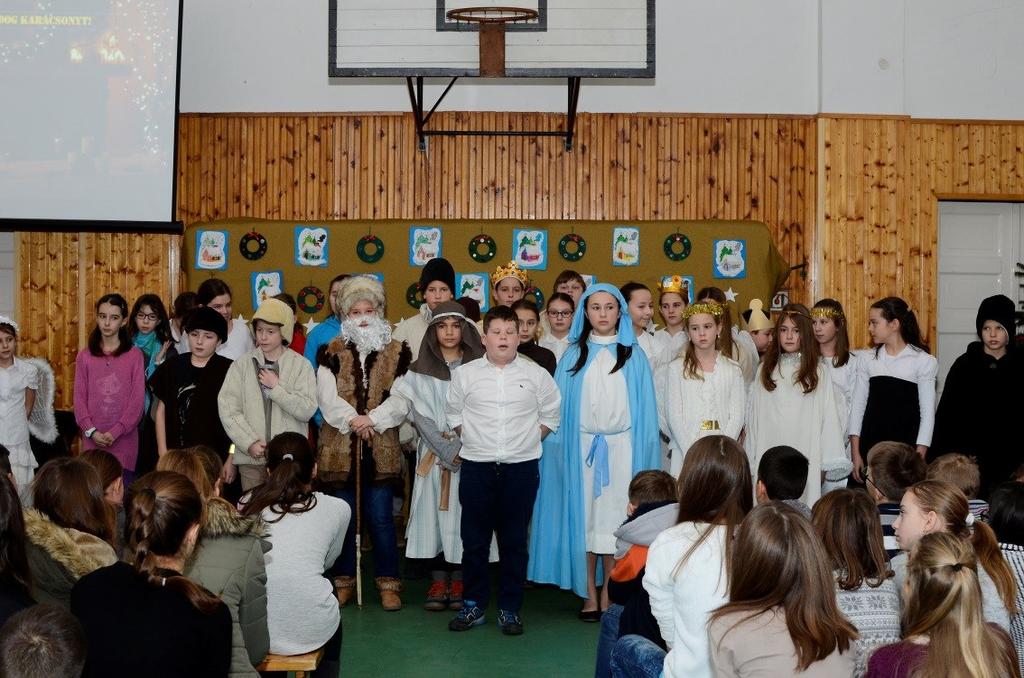 Tamás bácsi kiosztotta az osztályoknak a szaloncukrokat. Köszönjük Arnold bácsinak és Laci bácsinak a felkészítést. Kékesi Szabrina 5.