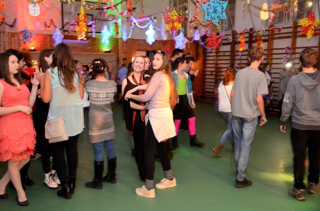 Délelőtt a Mikulás és szorgos krampuszai mindent megtettek, hogy mosolyt csaljanak a diákok arcára, és mindenkit Mikulás-szelettel jutalmaztak.