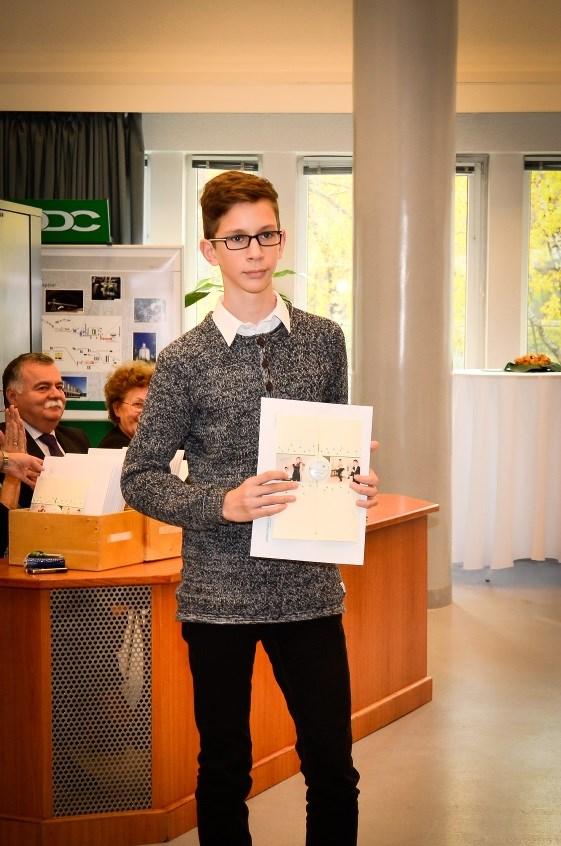 Berkes Ferenc informatikatanár 2015. Bolyai Csapatverseny Matematikából Idén okt. 16-án rendezték a verseny megyei fordulóját Sződligeten. Iskolánk 4 felsős és egy alsós csapattal vett részt. A 4.