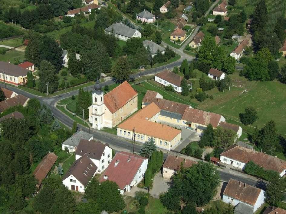 A település határa a 19. sz. első felében még kétféle művelési övezetre oszlott, melyről a térképek is tanuskodnak. A házcsoportok közelében feküdtek a belterjesen művelt földek.