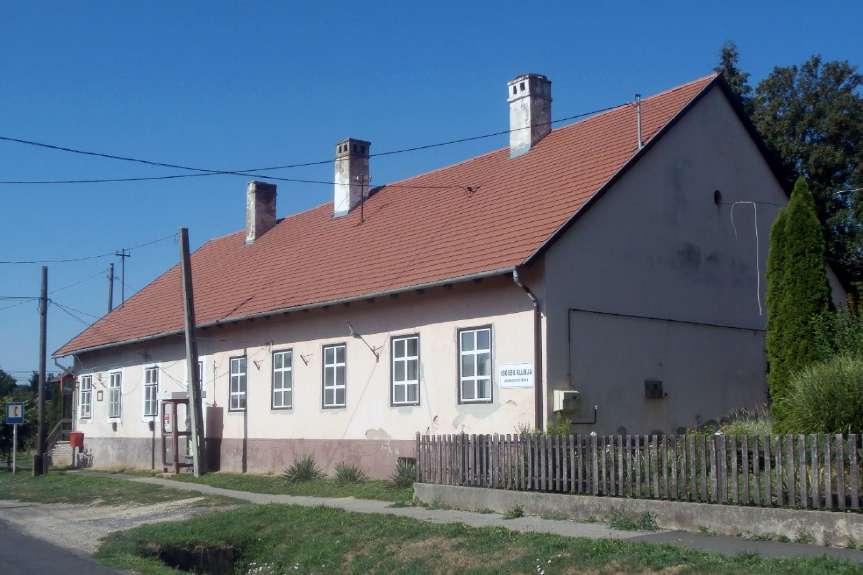 A védelemre érdemes épületek bővítésénél kiemelten fontos szempont, hogy az eredeti épület tömegformája, homlokzati kialakítása, utcaképi szerepe ne változzon, illetve a legkisebb kárt
