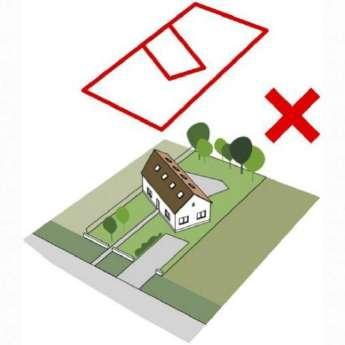 Odalhatáron álló beépítések jellemzőek, kialakult előkertek