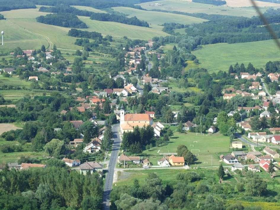 A lakóépületek jellemzően oldalhatárra telepítettek, minimális előkertet hagyva a közterület felé.