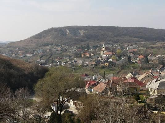 hőköltem. Hiába, a bánya mindig bánya marad, és sehol nem táncterem.