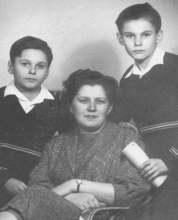 Lajos és István nevelőanyjukkal, második feleségemmel, Tar Erzsébettel A sima modorú férfiak fölálltak, és azzal búcsúztak el, hogy vegyem fontolóra az ajánlatukat, egy hét múlva újra eljönnek, és