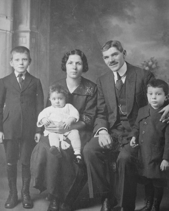 Balról jobbra: Lajos, Géza, mama, papa és én mint amikor valaki már eleve egyszerű, rongyos ruhában tartja elénk koldus tenyerét.