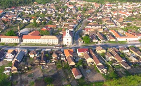 Tatabánya, Felsőgalla madártávlatból Meghitt órák a családi fészekben. Papa többnyire csak este, zárás után ült hosszabb ideig közénk, a főtt krumpli és a pirított hagyma illatos melegében.