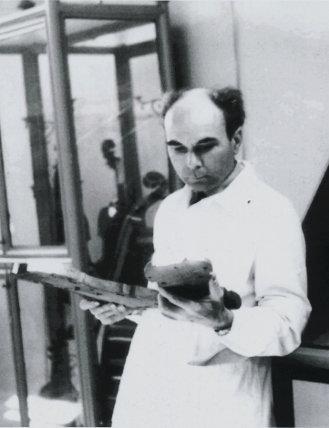 1937-ben, Antonio Stradivari halálának a kétszáz éves évfordulója alkalmából nagy ünnepséget rendeztek a mester emlékére. Ennek keretében hangszerkiállításra is sor került.