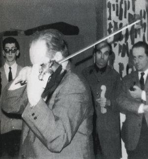 David Ojsztrah látogatása az iskolában zem meg, hogy amikor 1989 őszén a műhelyembe betörtek és kiraboltak, az ellopott tárgyak közül ezt a hangszert pótolhatatlan veszteségnek éreztem.