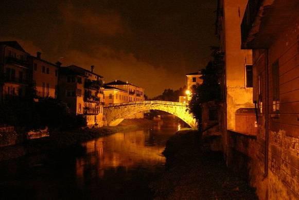 Vicenze, San Marino híd esti díszkivilágításban Amikor beesteledett, akkor a legközelebbi településen, faluban vagy városban kerestem