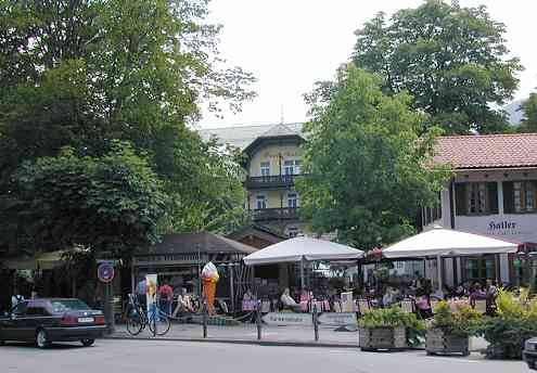 Mittenwald, piactér egy mesebeli városba hoztam őt. Nem győzött betelni a sok szép látnivalóval. Egy egész napot ott töltöttünk és másnap indultunk haza.