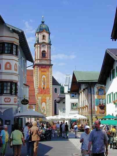 Mittenwald, bevásárlók utcája Fékezett az autó és megállt mellettünk, és ki száll ki belőle? Hát nem más, mint az én kedves barátom, Semmelweis Tibi.