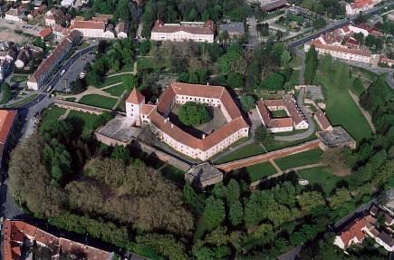 suth téri ház udvari lakásában, ebben a szoba-konyhás lyukban. Kezdetben egy bőrcserző házában laktunk.