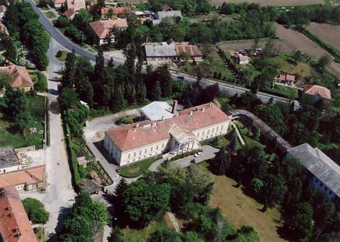 Hegyfalu madártávlatból Ezzel véget ért a gyerekkorom. Mintha megéreztem volna, mi vár rám az életben.