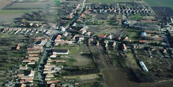 Miért nem adtok szegény Pityunak enni? vonta kérdőre anyámat, és jószívűen elbőgte magát. Hát aztán a mama, ahogy meglátott, maga is majdnem sírva fakadt. Nem mentem vissza többé a műhelybe.