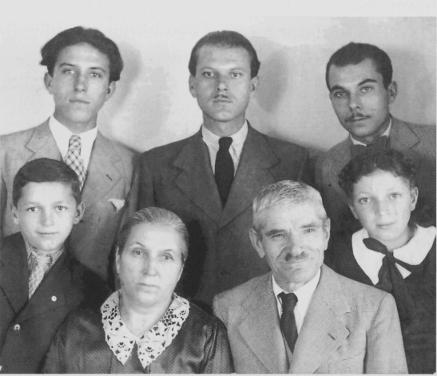Ment is a munka, csak ismét a családunk került válságos helyzetbe. Annyira nem sikerült semmi a papának, annyira nem kapott megrendelést, hogy ismét fölmerült a hazaköltözés terve.