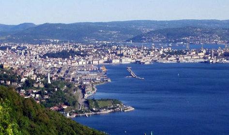 hegyi faluban találtunk olcsó szállodát, ahol tűz lobogott a kandallóban, megszárítkozhattunk, nyugodtan elfogyaszthattuk a vacsoránkat.