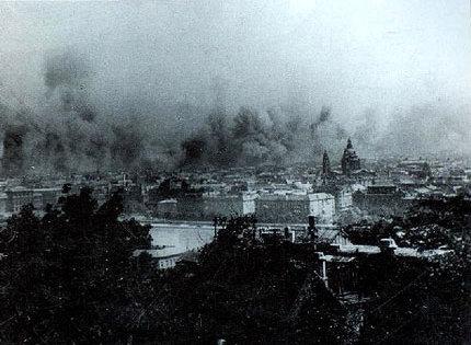 Budapest bombázása Vidéken még nem éreztük a háború teljes nyomasztó súlyát, inkább a kényelmetlenségeit, a jegyrendszert, bizonyos áruk hiányát. A 2.