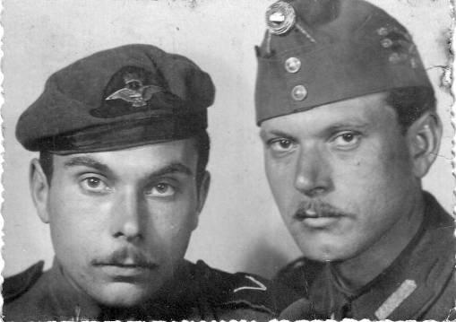 Lajos bátyámmal üzletben, és a szálláshelyen festegetni kezdtem, utcarészleteket, az udvart, virágcsendéletet, akadt elég téma. Az öregúr megkért, hogy fessem le őt is, neki is kezdtem.