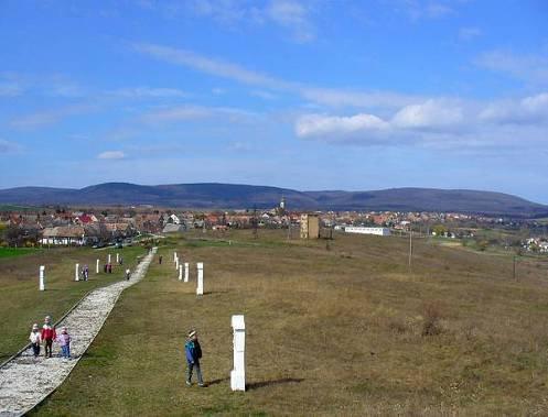Szár község, kilátás a Vértes hegység felé A nagy csaták színtere Nem sokkal a roham után, Gézával a temetőben két méter mély, három és félszer három és fél méteres gödröt kellett ásnunk.
