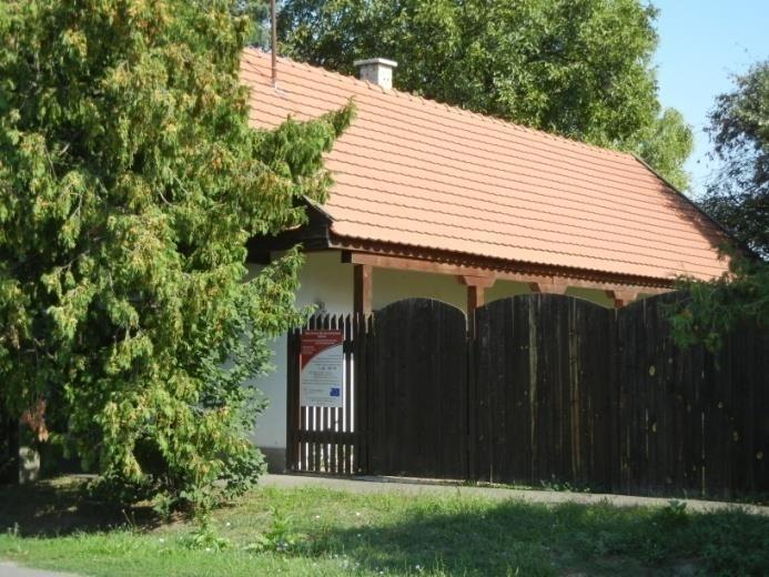Ennél az épületnél az (alsó) csonka kontyos és az oromfalas kialakítás egyfajta keveréke figyelhető meg.