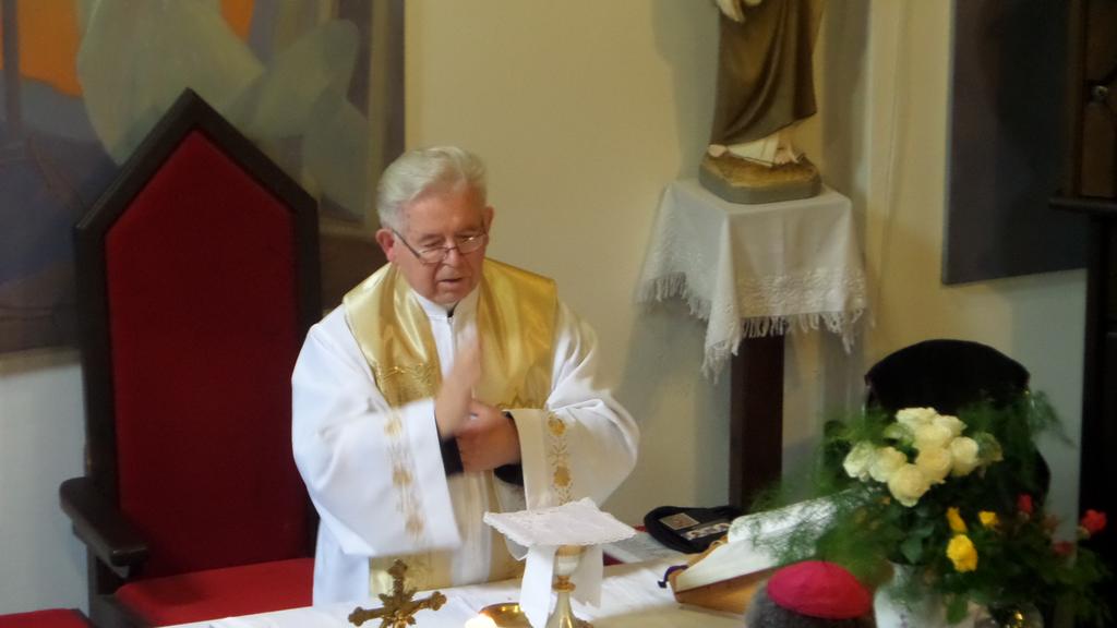 A szentmiseáldozatot dr. Veres András püspök úr mutatta be a lenti esperesi kerület jelenlévő lelkipásztorai con-celebrálásával.