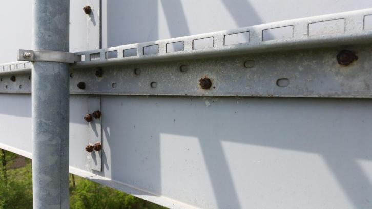 Hasonló riasztó jelenségeket lehet tapasztalni, amikor az acélszerkezetek szerelésénél tűzihorganyzott kötőelemek helyett galvanikusan bevonat csavarokat, anyákat használnak (1. kép).