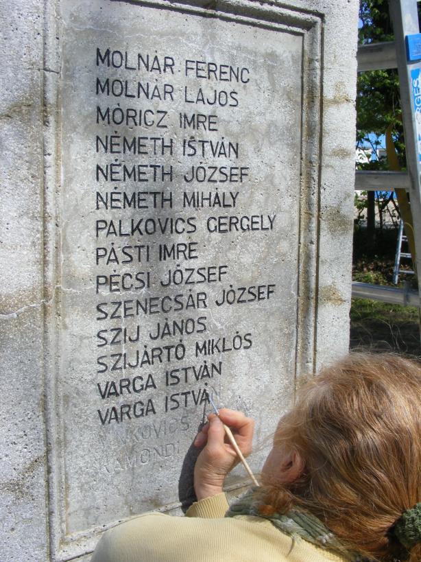 Ezt követően oldószer alapú matt fekete festékkel a betűket újra