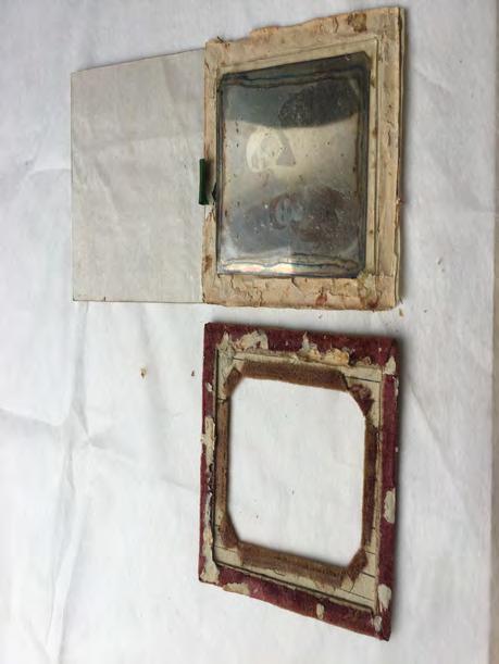 A restaurálás folyamata: 1. A lemezt körbevevő ragasztás mechanikusan, spatula segítségével kibontásra került.