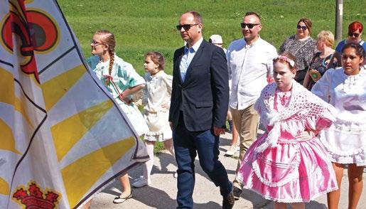 Ezért hoztunk létre egy olyan saját vállalatot, ami a községben elvégzendő Naším projektom vybudovania zberného dvora, ktorý je práve v schvaľovacom konaní, hodláme zvýšiť environmentálne povedomie a