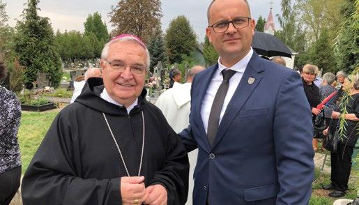 A polgármester az elmúlt években különös figyelmet szentelt az izsaiakat összetartó hagyományok megőrzésére és átörökítésére.