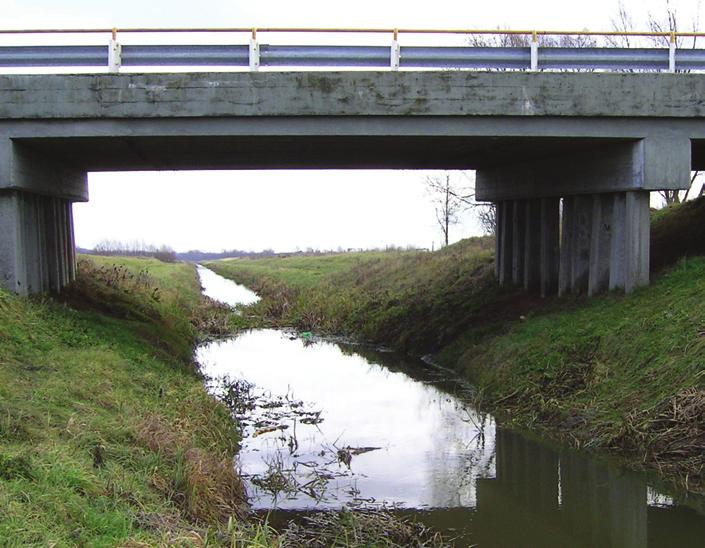 helynek. Híd alatt a nyomjelek sokáig (a következő áradásig) megmaradnak.
