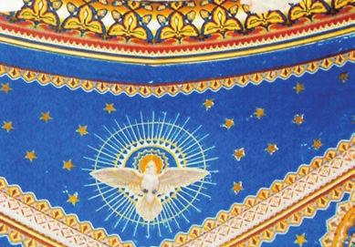 A templompadló sakktábla osztású burkolata, az egyszerû, de karakteres padok, vasrácsok, sima fehér falfelületek fokozták az oltárkép erôteljes hatását.