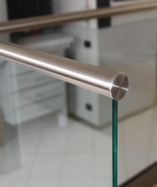 nélküli, inox hatású alumínium profilba alul befogott,