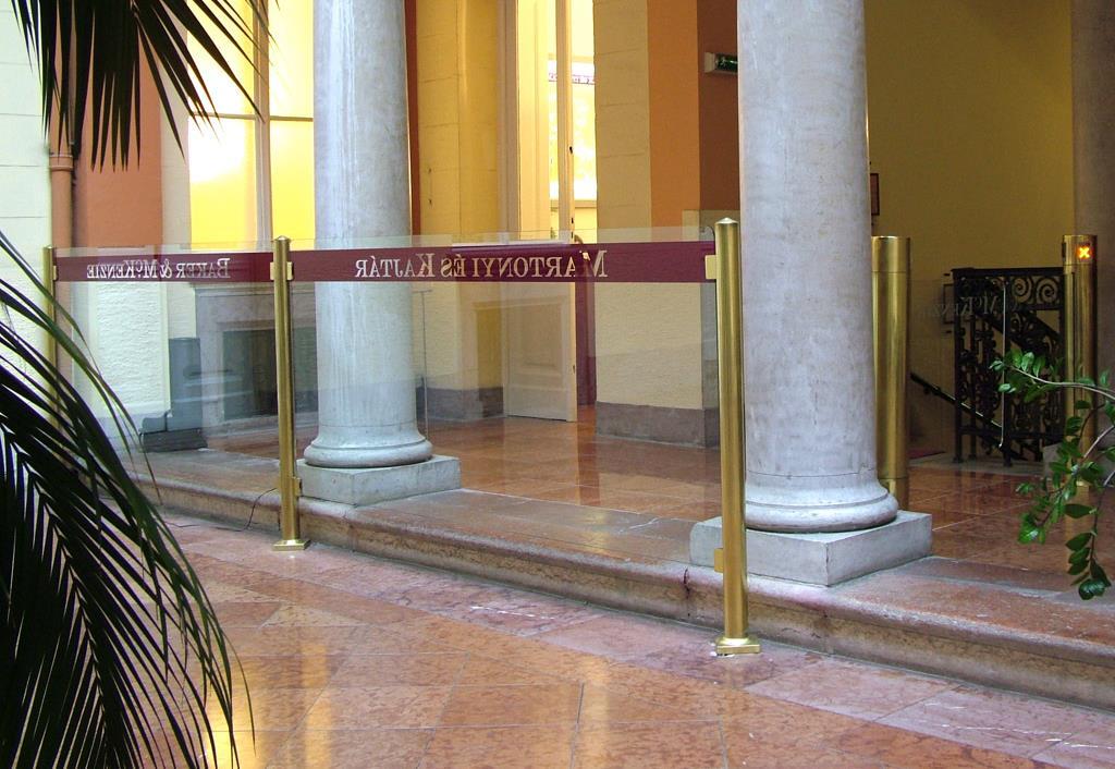 PP2-210: Valódi fém sárgaréz bevonatú (nem festék) acél, magasfényűre polírozva és fényes víztiszta védőlakk bevonattal